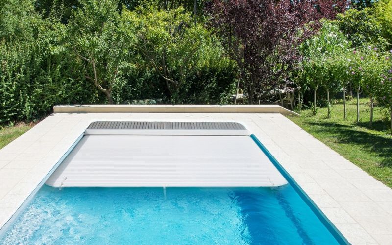 Tablier et volet roulant immergé sur piscine coque