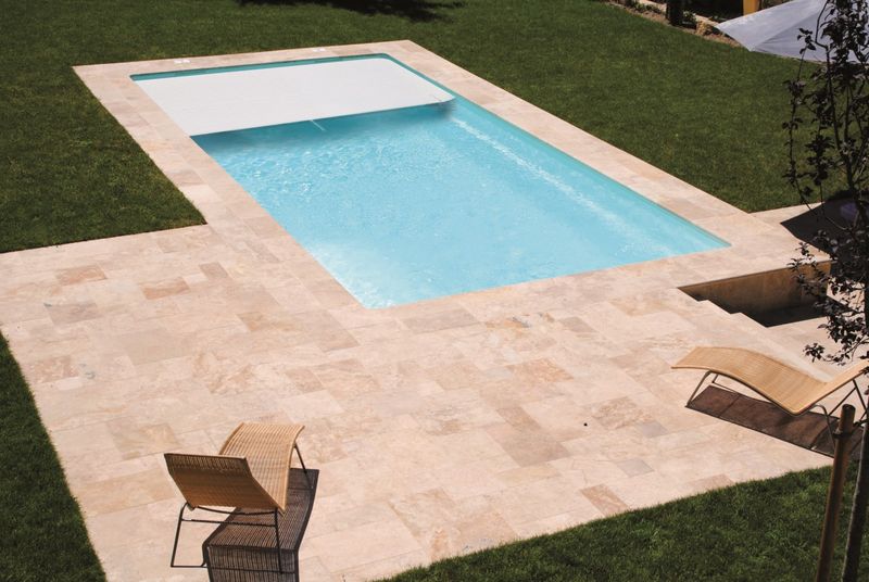 ACHETER sa piscine polyester avec couverture automatique immergée en fond ?