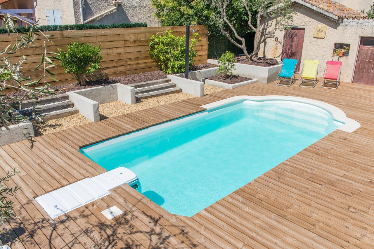 piscine coque polyester avec margelles et bois à Istres 13