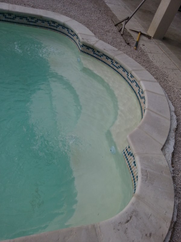 comment installer une piscine coque polyester à Nimes