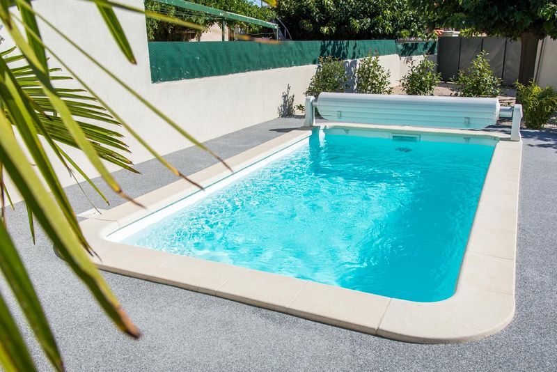 Piscine coque polyester avec couverture automatique pas cher