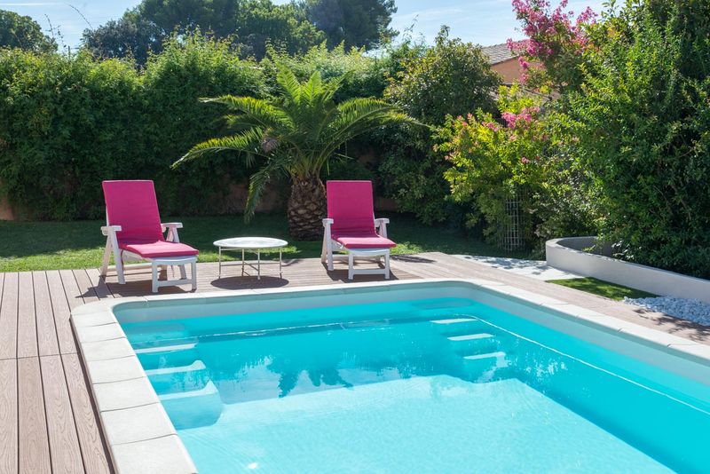 Installer sa piscine coque polyetser A CHATEAUNEUF les MARTIGUES