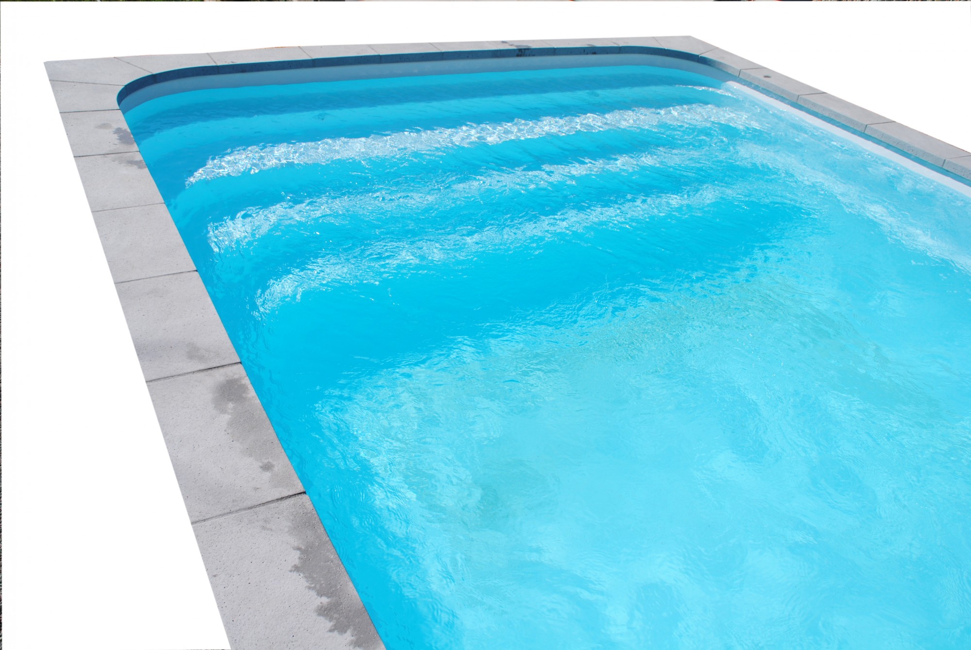 Pisciniste sur Aubenas pour le vente et la pose d'une piscine polyester