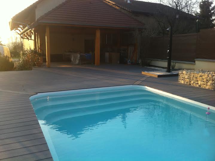 Tarif d'une piscine polyester 8X4 tout compris sur Toulon dans le Var