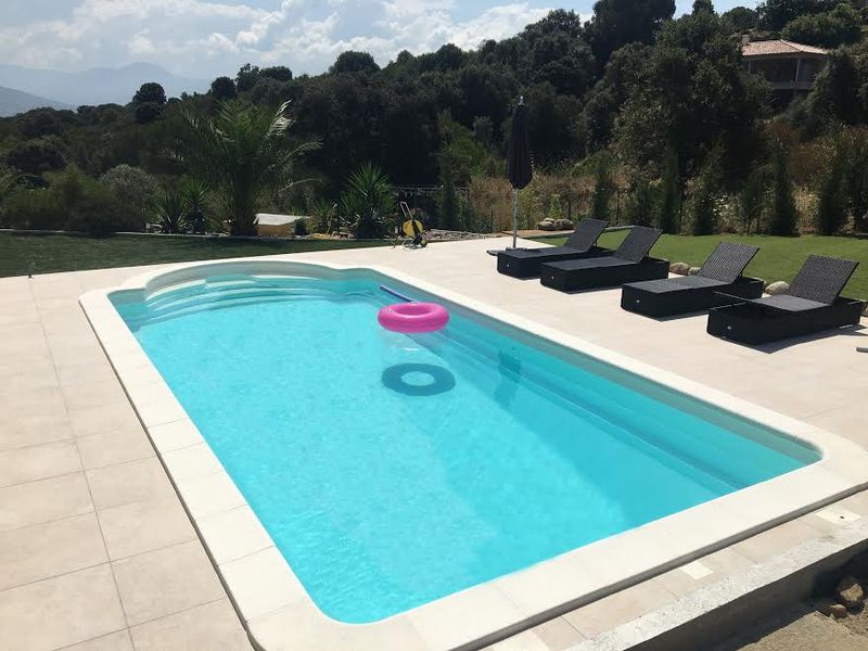 Piscine coque polyester 8X4 avec plan incliné en Corse