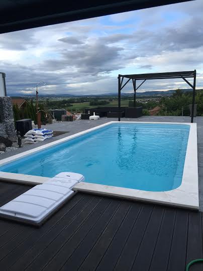 Acheter une piscine polyester 8X4 sur Lyon avec installation