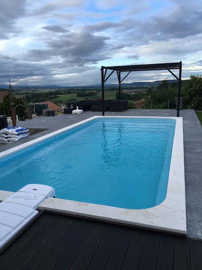 Piscine coque polyester 8X4 à fond plat sur Lausanne en Suisse