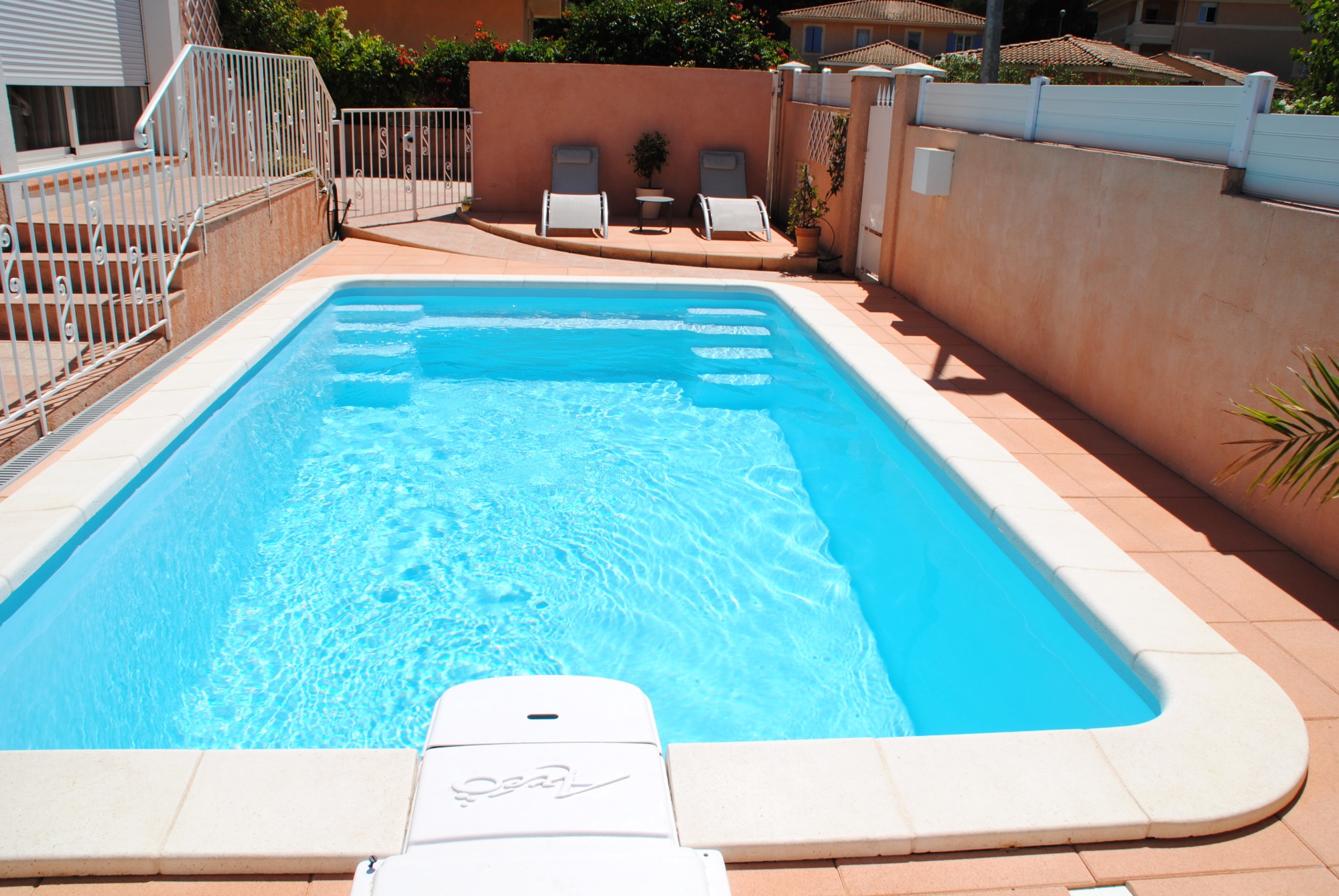 Petite piscine coque 5X3 prête au bain à Lausanne