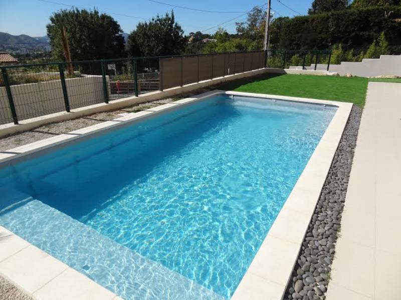 Piscine coque polyester avec volet roulant sur Marseille 13