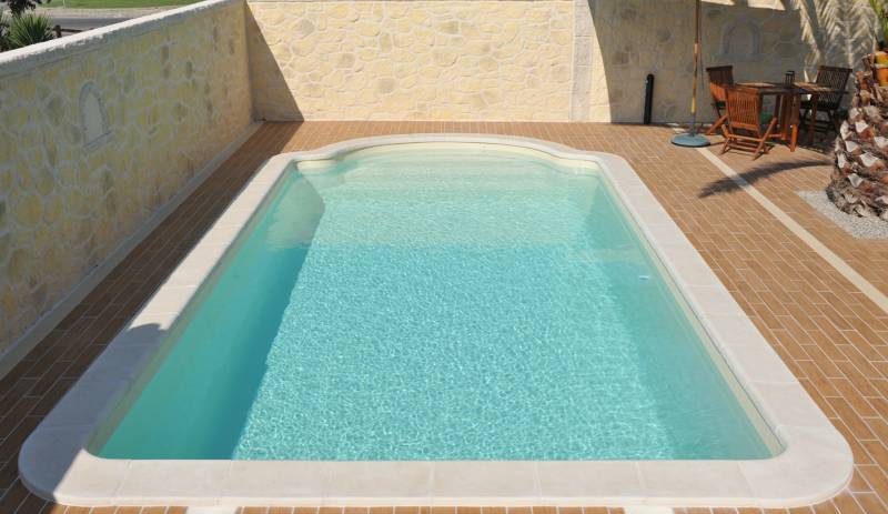 PISCINE COQUE POLYESTER À FOND PLAT AVEC ESCALIER ROMAN MODÈLE CHYPRE