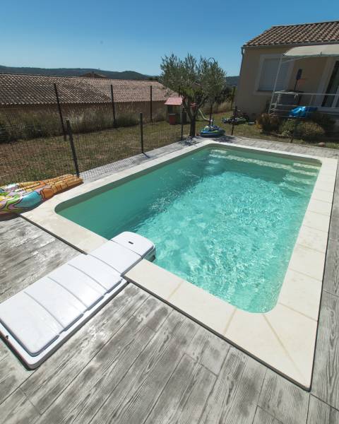 Piscine coque polyester design avec banquette réalisée à Carcassonne modèle 630 BF