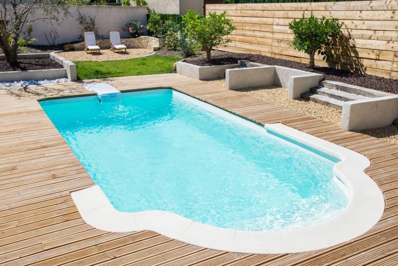 Piscine coque polyester avec escalier roman et bloc filtrant sur Istres 13800