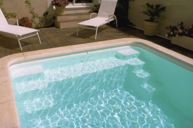 Vente et installation d'une piscine polyester à La Fare les Oliviers dans le 13