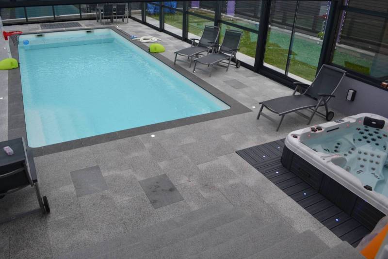 PISCINE COQUE POLYESTER AVEC COUVERTURE AUTOMATIQUE IMMERGÉE EN FOND MODÈLE BALI