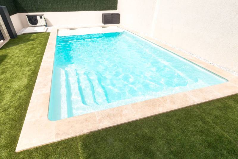 PISCINE COQUE POLYESTER AVEC COUVERTURE AUTOMATIQUE IMMERGÉE EN FOND MODÈLE BORNÉO