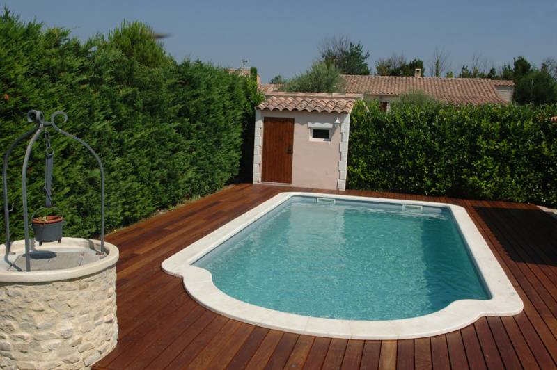 Piscine coque polyester grise réalisée sur Eyguieres