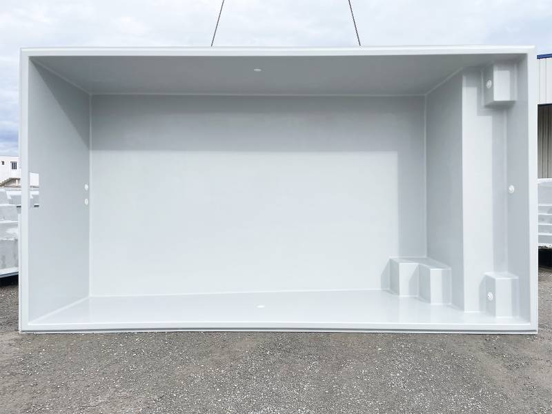 NOUVELLE PISCINE COQUE POLYESTER AVEC PLAGE ET ESCALIER D'ANGLE MODÈLE LAVEZZI